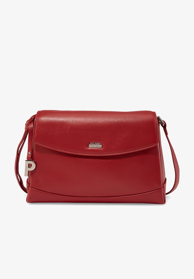 Rote Lederhandtasche mit Klappenverschluss, verstellbarem Tragegurt, geschwungenem Design und silbernem Logoschild. Strukturiert Oberfläche mit glatter Fertigung.