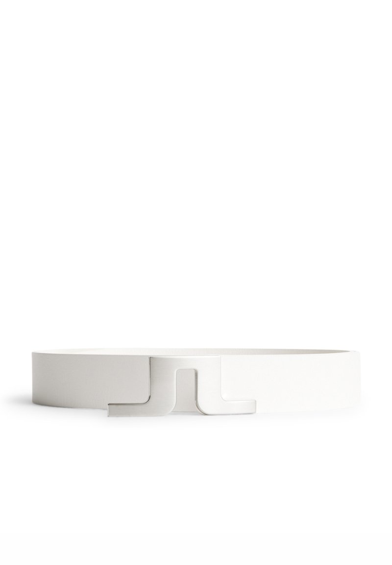Vit bälte tillverkat av slätt material som har ett metallspänne med en unik abstrakt form, vilket ger en modern och minimalistisk design.