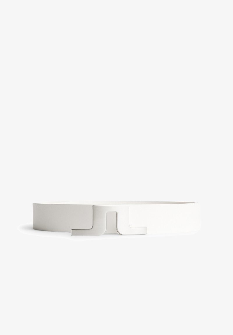 Vit bälte tillverkat av slätt material som har ett metallspänne med en unik abstrakt form, vilket ger en modern och minimalistisk design.