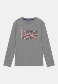 Graues Langarm-T-Shirt aus Baumwolle mit einem abgenutzten Union Jack-Aufdruck auf der Vorderseite und dem Text "Pepe Jeans" in der Mitte.