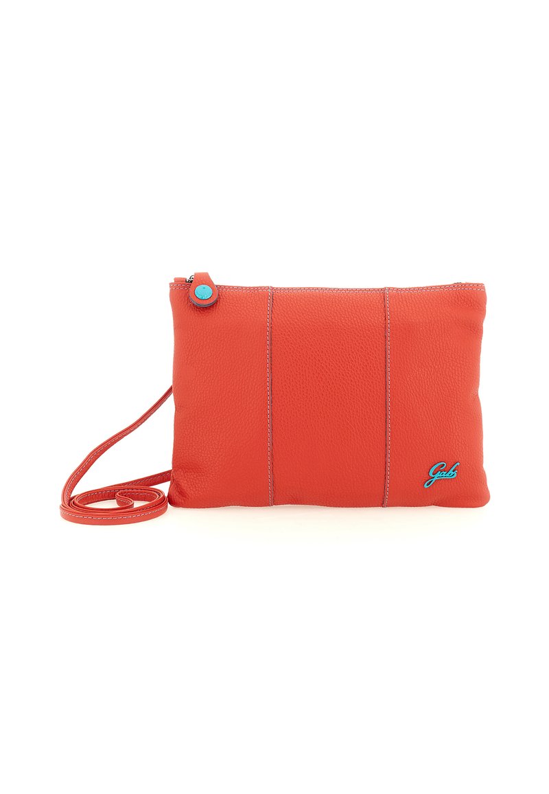 Clutch a tracolla in pelle rossa con dettaglio a bottone blu, chiusura a zip e piccolo logo blu "Gabs" nell'angolo in basso a destra.