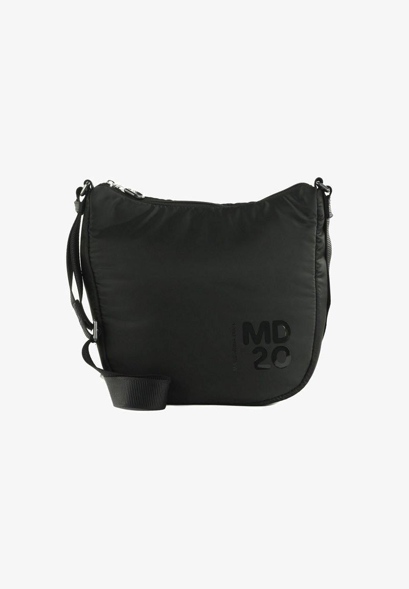 Sac bandoulière rembourré noir avec sangle réglable, fermeture éclair argentée et "MD 20" embossé en bas à droite sur le devant.
