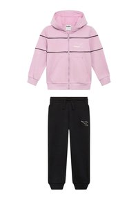 Felpa con cappuccio rosa con cerniera, righe nere e logo bianco, abbinata a pantaloni sportivi neri con logo ricamato e fascia elastica in vita.