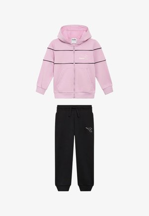 Felpa con cappuccio rosa con cerniera, righe nere e logo bianco, abbinata a pantaloni sportivi neri con logo ricamato e fascia elastica in vita.