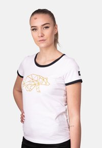 Camiseta blanca de manga corta con ribete negro, que presenta un diseño geométrico de un oso en dorado. Tejido suave con una silueta ajustada y cuello redondo.