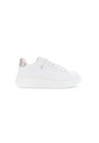 Weißer Sneaker mit einem glatten Lederobermaterial, abgerundeter Zehenpartie, flachen Schnürsenkeln und einem metallic Akzent an der hinteren Ferse. Dicke, strukturierte Sohle.