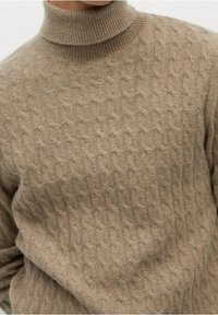 Beige pletený rolák se strukturovaným vzorem a žebrovaným výstřihem. Měkký směs vlny, přiléhavý silueta a dlouhé rukávy.