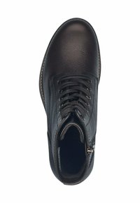Stivale alla caviglia in pelle nera con punta arrotondata, tomaia testurizzata, design con lacci e cerniera laterale per un accesso facile. Cuciture dettagliate visibili.