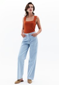 OXXO SQUARE NECK SINGLET - Toppi - potters clay