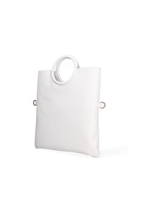 Borsa tote bianca in pelle con due manici circolari, forma rettangolare, finitura testurizzata e anelli laterali per cinturini rimovibili.