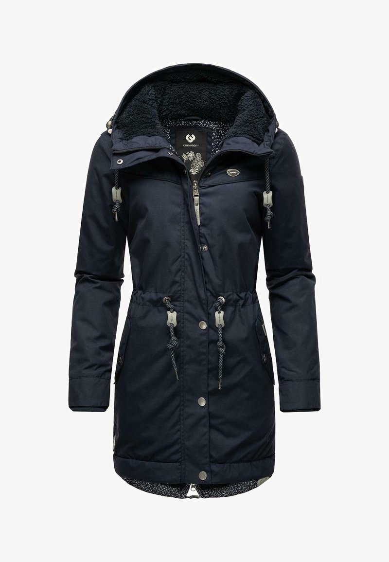 Parka albastru marin cu glugă texturată, căptușită cu fleece, talie cu șnur și închidere cu fermoar frontal. Întrebuințează două buzunare laterale și căptușeală cu un model.