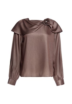 Blusa marrone lucida a maniche lunghe con un ampio colletto piegato su una spalla, decorata con una rosa di stoffa e dettagli di perle.