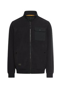 Schwarze Fleecejacke mit Frontreißverschluss, Klappbrusttasche, zwei seitlichen Reißverschlusstaschen sowie gerippten Bündchen und Saum.