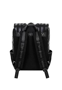 Sac à dos noir en matériau lisse ; équipé de bretelles ajustables avec le texte "WEDNESDAY" et un dessus à rayures contrastantes ; poches latérales incluses.