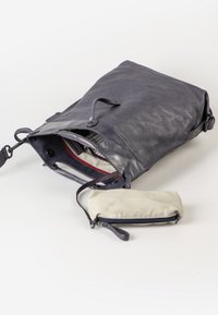 Borsa tote in pelle di un viola scuro con una texture liscia, interno in tessuto a righe, include una piccola pochette in tessuto con zip.
