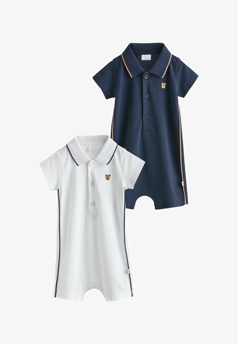 Deux combinaisons de style polo : l'une blanche avec des accents bleu marine, et l'autre bleu marine avec des bordures beige. Les deux présentent des manches courtes et un petit logo d'ours sur la poitrine.