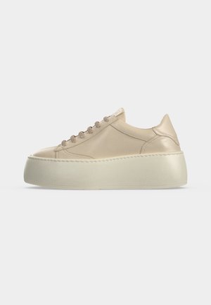 Baskets compensées en cuir beige avec semelle blanche épaisse et lacets beiges, vues de profil sur un fond clair uni.