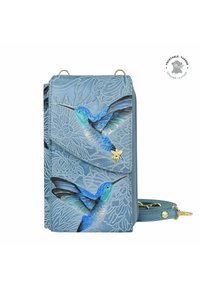 Blauwe leren handtas met reliëf bloemmotieven, versierd met kleurrijke kolibriekunst. Inclusief gouden hardware en een afneembare schouderband.