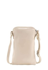 Bolso bandolera de piel beige con cierre de cremallera, correa ajustable, logo grabado y textura suave. Forma rectangular compacta.
