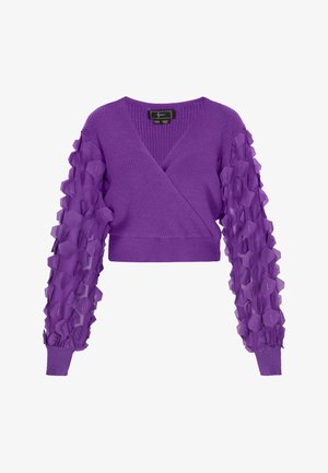 Fioletowy krótki sweter z dzianinowym korpusem i przezroczystymi, teksturowanymi rękawami z sześciokątnymi wzorami. Projekt uzupełniają ściągacze przy mankietach.