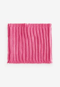 Gehaakte roze nekwarmer met ribbelstructuur. Beschikt over een naadloos ontwerp en subtiele rek, ideaal voor warmte en comfort in koel weer.