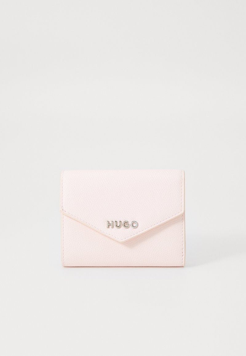 Rosa Lederbrieftasche mit strukturierten Oberflächen, ausgestattet mit einem Klappenverschluss und dem Markennamen "HUGO" in silberner Schrift auf der Vorderseite.