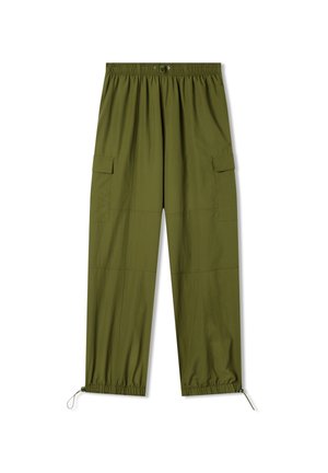 Pantaloni cargo leggeri verde oliva con vita elastica, due tasche laterali e polsini regolabili con cordino. Tessuto morbido, vestibilità comoda.