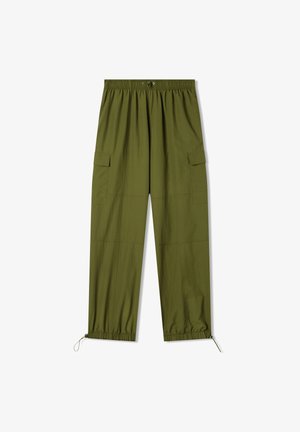 Pantaloni cargo leggeri verde oliva con vita elastica, due tasche laterali e polsini regolabili con cordino. Tessuto morbido, vestibilità comoda.