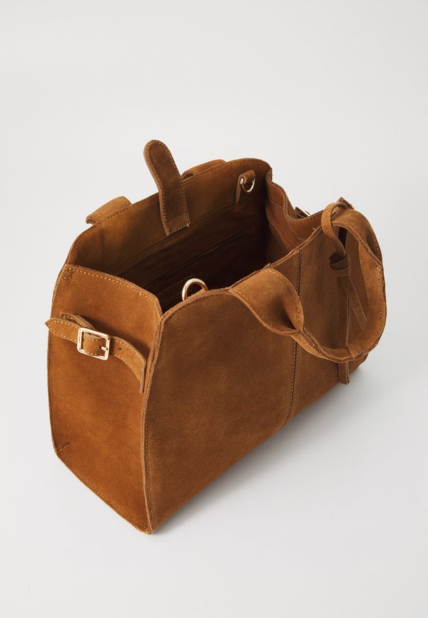 LEATHER MARGA - Handbag - cognac3