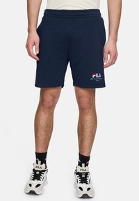 Marineblauwe katoenmix shorts met elastische tailleband, Fila-logo geborduurd in rood en wit, boven de knie lengte, met zijzakken.
