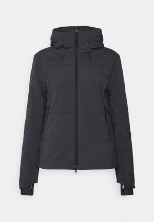 Μαύρο μπουφάν με μόνωση και κουκούλα, διαθέτοντας μπροστινό φερμουάρ και ελαστικούς καρπούς. Ο σχεδιασμός περιλαμβάνει έμπλαστρα ραμμένα για επιπλέον υφή.