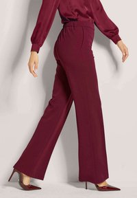 MADELEINE Stoffhose - ruby red