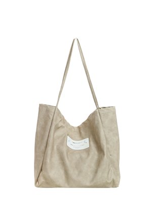 Bolso tote de cuero suave beige con asas largas y una pequeña etiqueta blanca curvada centrada en el frente.
