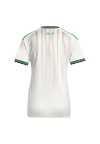 Λευκή αθλητική φανέλα με χρυσές κάθετες ρίγες, πράσινες και κόκκινες λεπτομέρειες στα μανίκια και στον γιακά, και αραβική γραφή στο άνω μέρος της πλάτης.