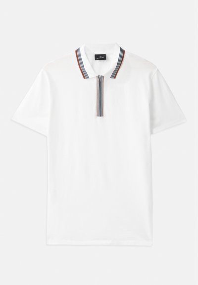 Hvit polo med glidelås i kragen som har røde, blå og brune striper, korte ermer, og en glatt, bomullsstruktur.