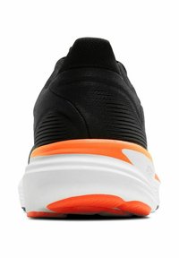 Chaussure de sport noire avec une tige texturée, accent orange au talon et semelle intermédiaire blanche. La vue arrière montre le design de l'amorti et les détails de traction.