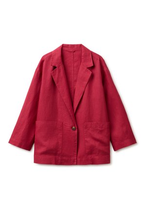 Blazer rojo de lino con solapas con muesca, cierre con un botón marrón, mangas largas y dos bolsillos delanteros de parche.