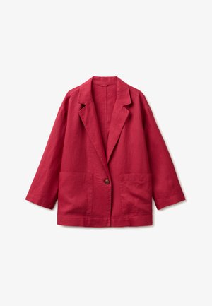 Blazer rojo de lino con solapas con muesca, cierre con un botón marrón, mangas largas y dos bolsillos delanteros de parche.