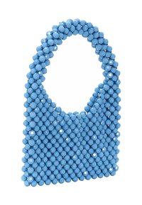 Kék gyöngyökkel díszített kézitáska, lekerekített fülekkel, amelynek struktúrált kialakítása és jellegzetes fényes felülete van, apró, hatszögletű gyöngyökből készült.