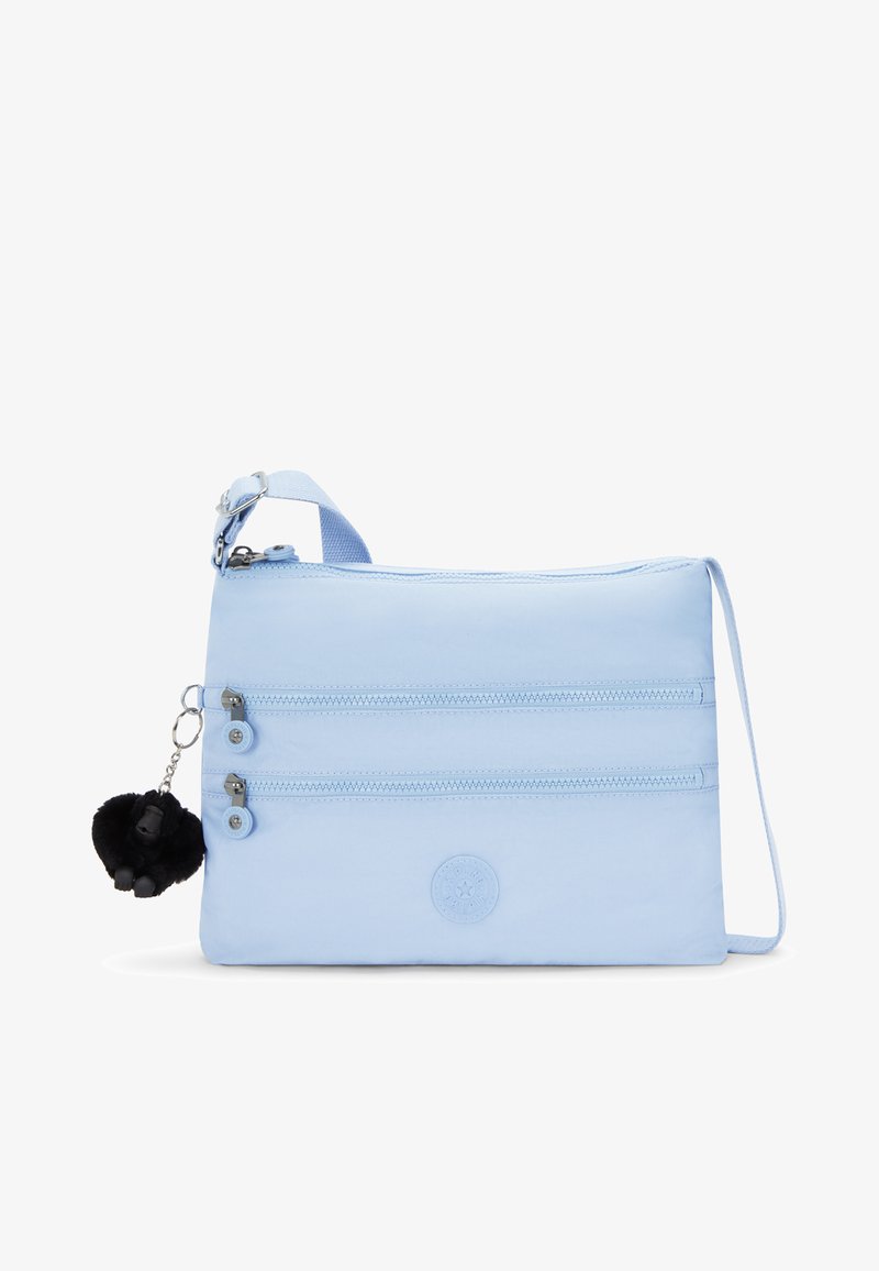 Borsa a tracolla blu chiaro in nylon, con due tasche con zip, un logo rotondo e un portachiavi a pompon in pelliccia nera. Tracolla regolabile.