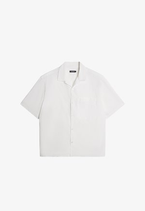 Camisa blanca de manga corta, textura suave, con botones en la parte delantera, cuello extendido, un bolsillo en el pecho, diseño casual y amplio. Lisa, sin patrones.