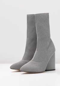 Public Desire Botines de tacón - grey