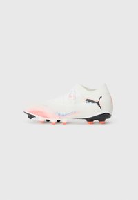 Weiße Fußballschuhe mit strukturierter Oberfläche, orange und blauen Akzenten, hohem Sockenkragen, schwarzer Außensohle und hervortretenden Stollen für besseren Halt.
