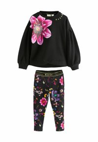 Sudadera negra con un diseño floral rosa en un lado y el texto dorado "BAKER". Leggings estampados con varias flores coloridas sobre un fondo negro.