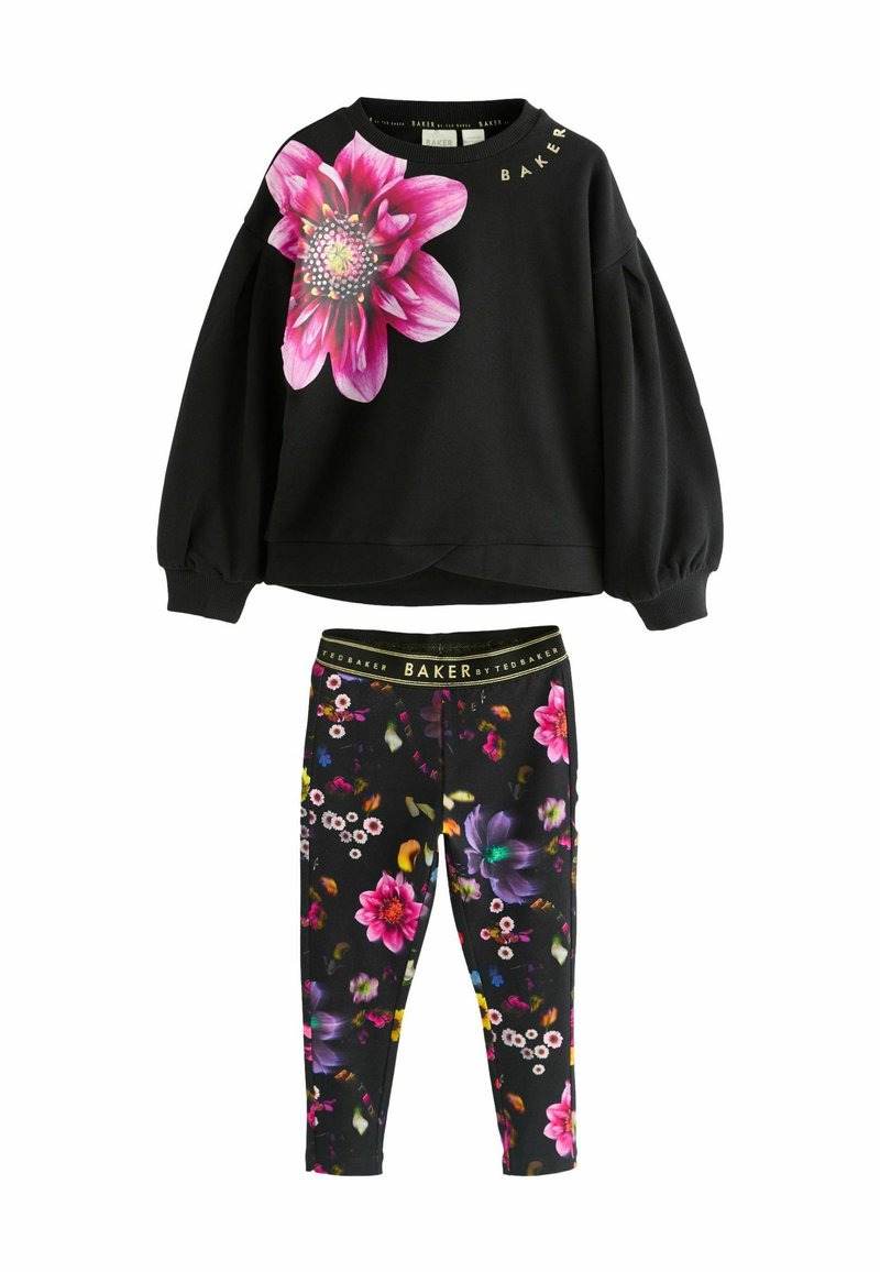 Sudadera negra con un diseño floral rosa en un lado y el texto dorado "BAKER". Leggings estampados con varias flores coloridas sobre un fondo negro.