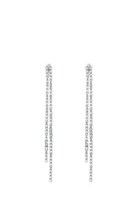 Los pendientes de plata presentan múltiples hilos de pequeños cristales transparentes, creando un efecto de cascada. El diseño es delicado y lineal.