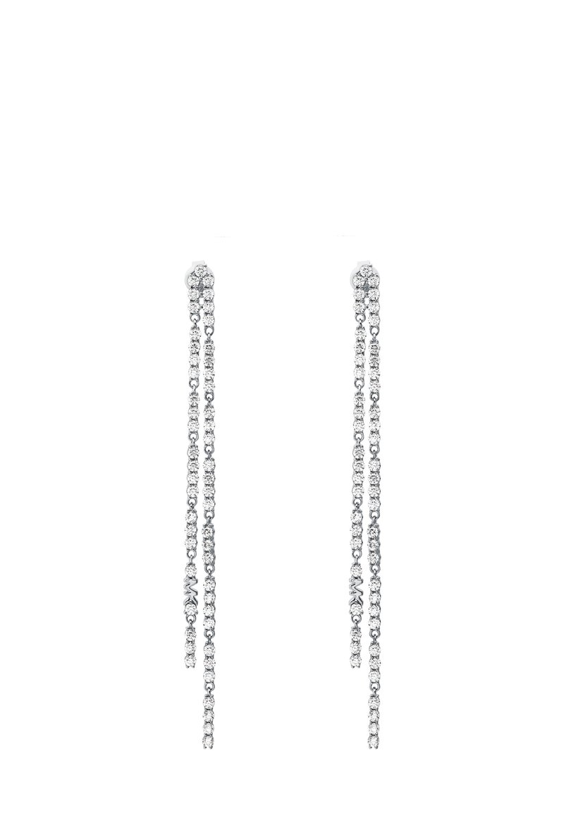 Los pendientes de plata presentan múltiples hilos de pequeños cristales transparentes, creando un efecto de cascada. El diseño es delicado y lineal.