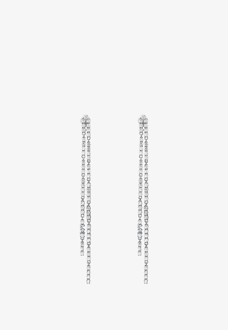 Los pendientes de plata presentan múltiples hilos de pequeños cristales transparentes, creando un efecto de cascada. El diseño es delicado y lineal.