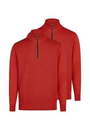 Dwa gładkie czerwone swetry z suwakiem do ćwiartki, wykonane z teksturowanej tkaniny, z długimi rękawami i ściągaczami na mankietach i dole, pokazane obok siebie na białym tle.