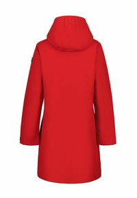 Manteau imperméable rouge avec capuche, manches longues et un design simple. Le dos présente des lettres en relief au niveau du col.